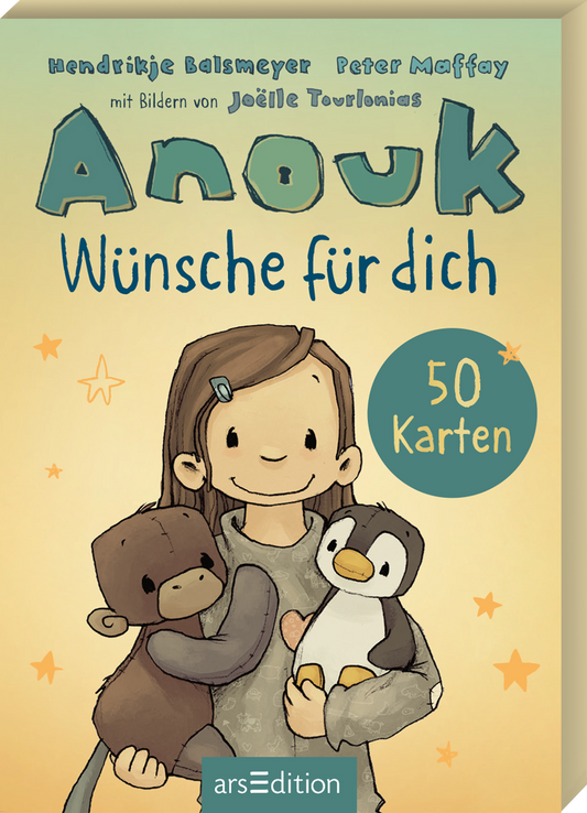 Das Cover der Kartenbox ist in warmen Beige, Pfirsichtönen und Türkis gehalten. Im Hintergrund sind orangene Sterne abgebildet. Oben stehen die Namen Hendrikje Balsmeyer und Peter Maffay, darunter der Hinweis „mit Bildern von Joëlle Tourlonias“. Der Titel Anouk ist groß und türkisgrün, der Untertitel „Wünsche für dich“ handschriftlich in dunklem Blau. Mittig steht das lächelnde Mädchen Anouk mit ihrem Stoffaffen und einen Pinguin im Arm. Rechts ist ein türkiser Kreis mit der...