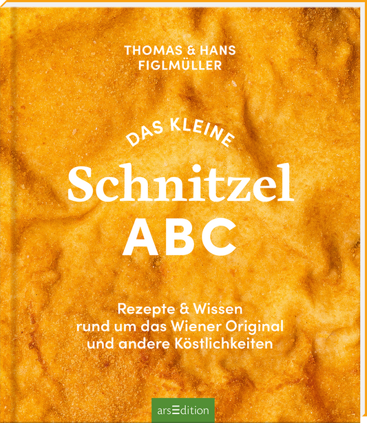 Das Buchcover zeigt einen warmen, goldenbraunen Hintergrund, der an frisch zubereitetes Schnitzel erinnert. In der oberen Hälfte steht in großen, weißen Buchstaben „DAS KLEINE“ und darunter „Schnitzel ABC“, das den zentralen Titel bildet. Darunter sind in kleinerer Schrift „Rezepte & Wissen rund um das Wiener Original und andere Köstlichkeiten“ zu lesen. Ganz oben stehen die Namen der Autoren Thomas & Hans Figlmüller. Ganz unten mittig steht der Logoschriftzug von...