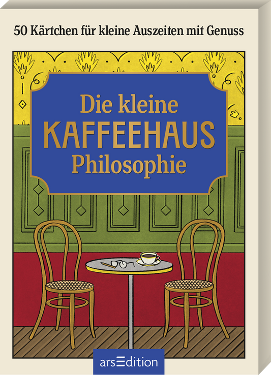 Auf dem Buchcover von „Die kleine Kaffehaus Philosophie“ sind eine stilisierte Café-Ecke mit zwei Stühlen und einem kleinen Tisch abgebildet. Der Hintergrund ist in sanften Gelb- und Grüntönen gehalten, während der Titel in einer markanten blauen Schriftart über dem Tisch platziert ist. Der Untertitel „50 Kärtchen für kleine Auszeiten mit Genuss“ steht in kleinerer Schrift darüber. Ganz unten mittig steht der Logoschriftzug von arsEdition.