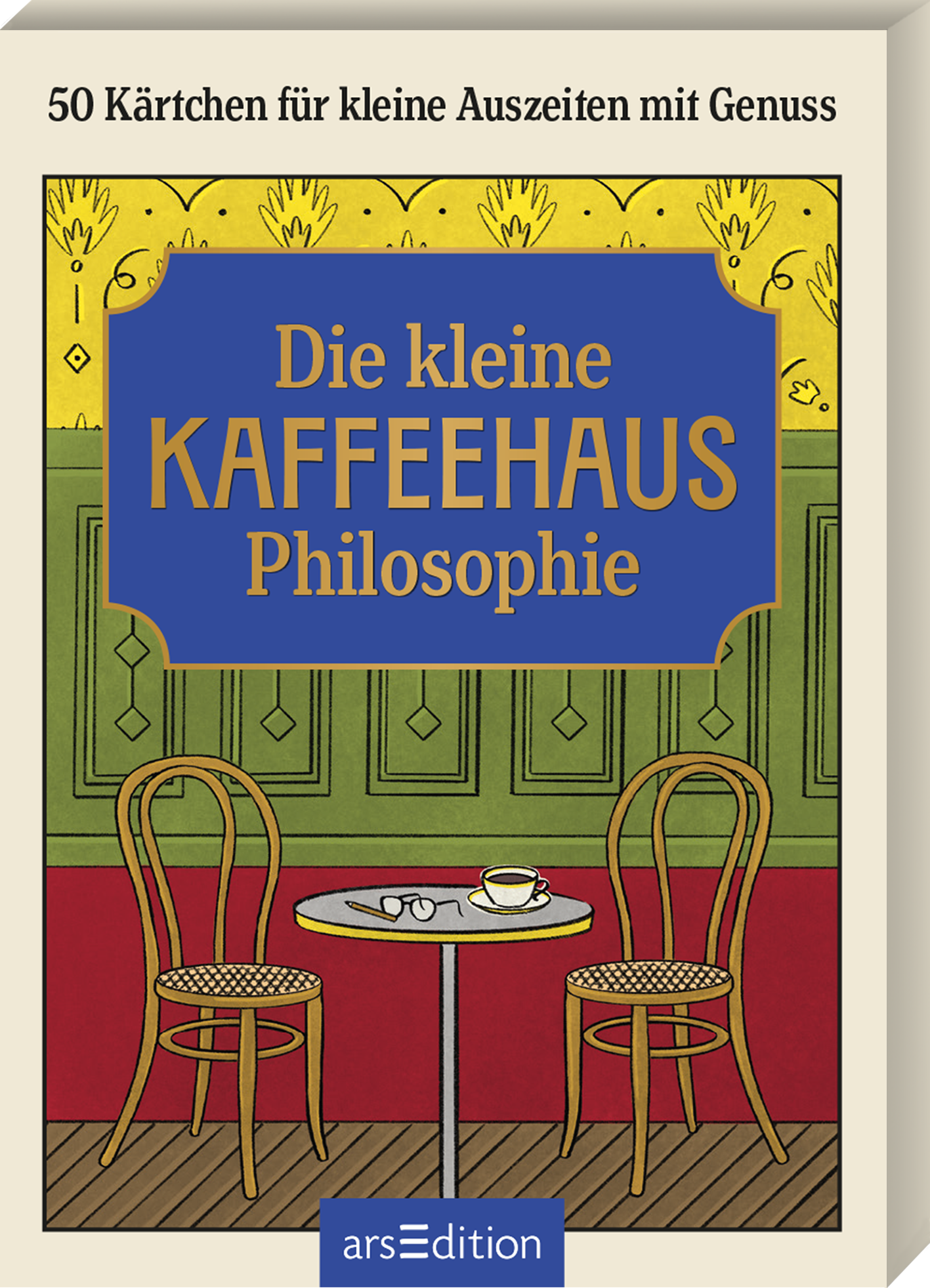 Auf dem Buchcover von „Die kleine Kaffehaus Philosophie“ sind eine stilisierte Café-Ecke mit zwei Stühlen und einem kleinen Tisch abgebildet. Der Hintergrund ist in sanften Gelb- und Grüntönen gehalten, während der Titel in einer markanten blauen Schriftart über dem Tisch platziert ist. Der Untertitel „50 Kärtchen für kleine Auszeiten mit Genuss“ steht in kleinerer Schrift darüber. Ganz unten mittig steht der Logoschriftzug von arsEdition.
