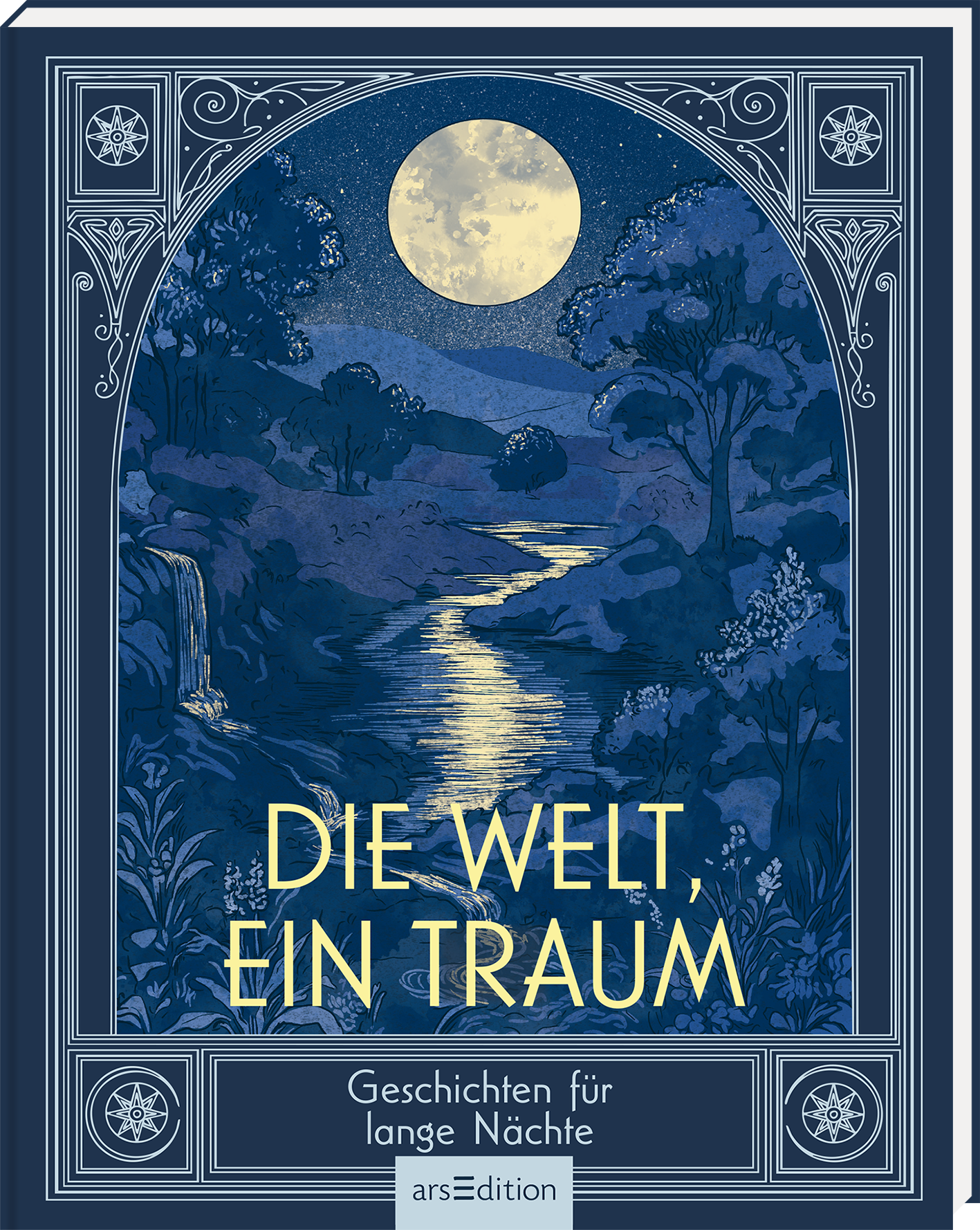 Das Buchcover zeigt eine verträumte Landschaft mit einem sanft fließenden Fluss, durchzogen von silbernem Mondlicht. Umgeben von stilisierten Bäumen und sanften Hügeln strahlt das Cover eine ruhige, nächtliche Atmosphäre aus. Der Titel „DIE WELT, EIN TRAUM“ in goldener, eleganter Schrift hebt sich deutlich ab. Unten befindet sich der Text „Geschichten für lange Nächte“. Ganz unten mittig steht der Logoschriftzug von arsEdition.