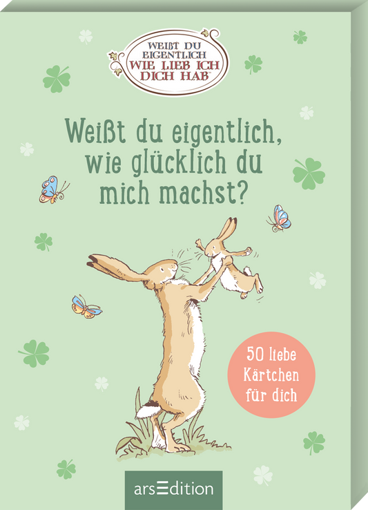Auf dem Buchcover befindet sich ein sanfter, mintgrüner Hintergrund, auf dem verspielte, niedliche Illustrationen von Schmetterlingen und Kleeblättern abgebildet sind. Im Vordergrund sind zwei Hasen in zärtlicher Pose zu sehen. Der Titel „Weißt du eigentlich, wie glücklich du mich machst?“ ist in einer verschnörkelten, hellen Schrift platziert. Ein roter Button mit der Aufschrift „50 liebe Kärtchen für dich“ ist ebenfalls sichtbar. Ganz unten mittig steht der Logoschriftzug von...