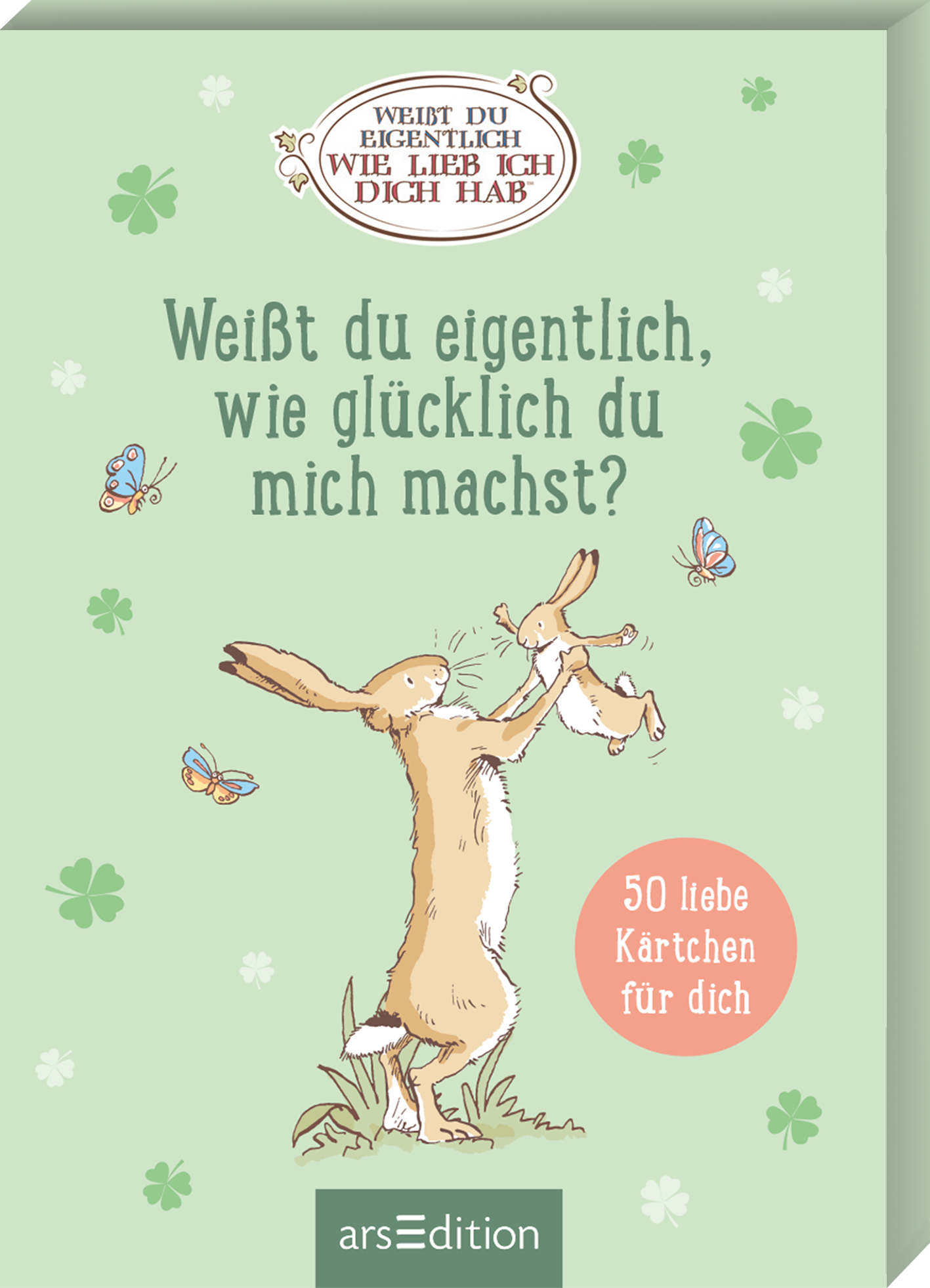 Auf dem Buchcover befindet sich ein sanfter, mintgrüner Hintergrund, auf dem verspielte, niedliche Illustrationen von Schmetterlingen und Kleeblättern abgebildet sind. Im Vordergrund sind zwei Hasen in zärtlicher Pose zu sehen. Der Titel „Weißt du eigentlich, wie glücklich du mich machst?“ ist in einer verschnörkelten, hellen Schrift platziert. Ein roter Button mit der Aufschrift „50 liebe Kärtchen für dich“ ist ebenfalls sichtbar. Ganz unten mittig steht der Logoschriftzug von...