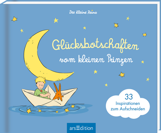 Auf dem Buchcover ist ein himmelblauer Hintergrund zu sehen, auf dem ein gelber Halbmond mit einem lächelnden Jungen und einem Fuchs in einem Boot schwimmt. Die bunten Sterne funkeln um sie herum. Der Titel „Glücksbotschaften vom kleinen Prinzen“ ist in verspielter, weißer Schrift mittig platziert. Oben links steht „Der kleine Prinz“. Ganz unten mittig steht der Logoschriftzug von arsEdition.