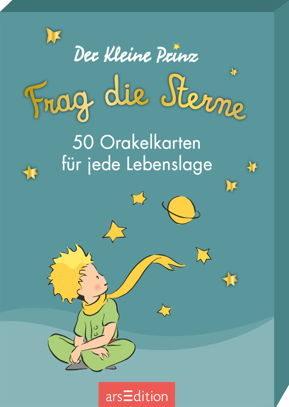 Das Buchcover zeigt einen sanften, mintgrünen Hintergrund. In der Mitte ist ein kleiner Junge mit blonden Haaren, der nachdenklich zu den Sternen blickt. Um ihn herum sind bunte Sterne und ein Planet in Gelb und Grün abgebildet. Der Titel „Frag die Sterne“ ist schwungvoll in goldener Schrift über dem Jungen platziert. Darunter steht der Untertitel „50 Orakelkarten für jede Lebenslage“ in einer klaren, weißen Schrift. Ganz oben links ist „Der Kleine Prinz“ angegeben. Ganz unten...