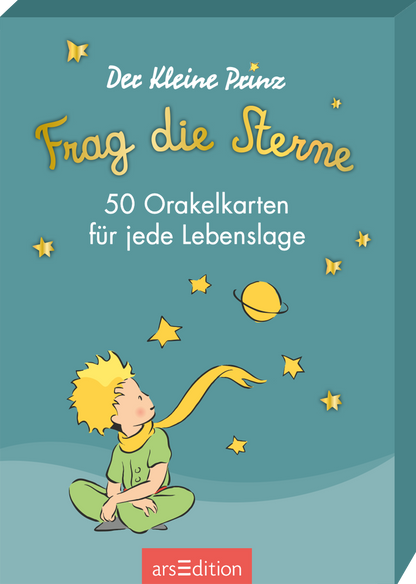 Das Buchcover zeigt einen sanften, mintgrünen Hintergrund. In der Mitte ist ein kleiner Junge mit blonden Haaren, der nachdenklich zu den Sternen blickt. Um ihn herum sind bunte Sterne und ein Planet in Gelb und Grün abgebildet. Der Titel „Frag die Sterne“ ist schwungvoll in goldener Schrift über dem Jungen platziert. Darunter steht der Untertitel „50 Orakelkarten für jede Lebenslage“ in einer klaren, weißen Schrift. Ganz oben links ist „Der Kleine Prinz“ angegeben. Ganz unten...