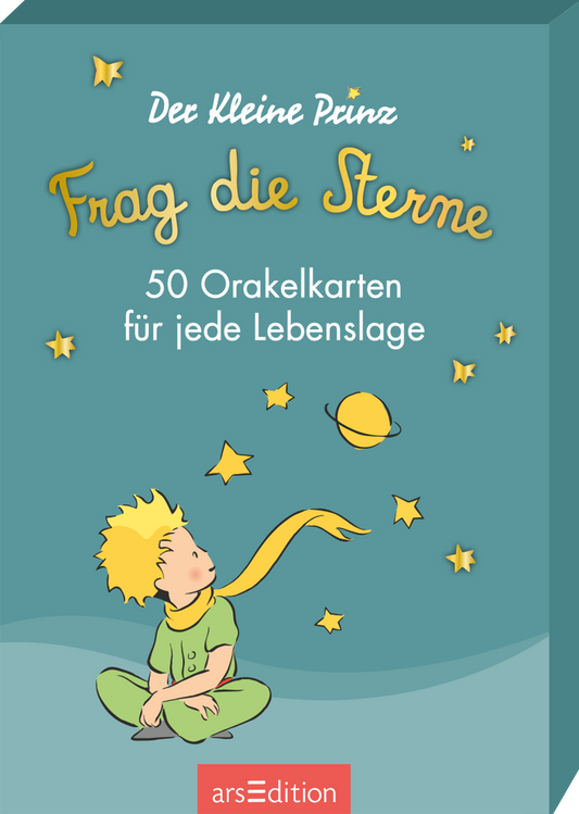 Das Buchcover zeigt einen sanften, mintgrünen Hintergrund. In der Mitte ist ein kleiner Junge mit blonden Haaren, der nachdenklich zu den Sternen blickt. Um ihn herum sind bunte Sterne und ein Planet in Gelb und Grün abgebildet. Der Titel „Frag die Sterne“ ist schwungvoll in goldener Schrift über dem Jungen platziert. Darunter steht der Untertitel „50 Orakelkarten für jede Lebenslage“ in einer klaren, weißen Schrift. Ganz oben links ist „Der Kleine Prinz“ angegeben. Ganz unten...