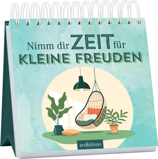 Das Buchcover zeigt einen sanften, pastellgrünen Hintergrund mit aquarellartigen Farbverläufen. In der Mitte ist ein runder Rahmen, der eine gemütliche Ecke mit einem hängenden Stuhl, Pflanzen und einem Stuhl mit einem Kissen darstellt. Der Titel „Nimm dir ZEIT für KLEINE FREUDEN“ ist in großen, typografisch verspielten Buchstaben in Dunkelgrün und Schwarz gestaltet. Ganz unten mittig steht der Logoschriftzug von arsEdition.