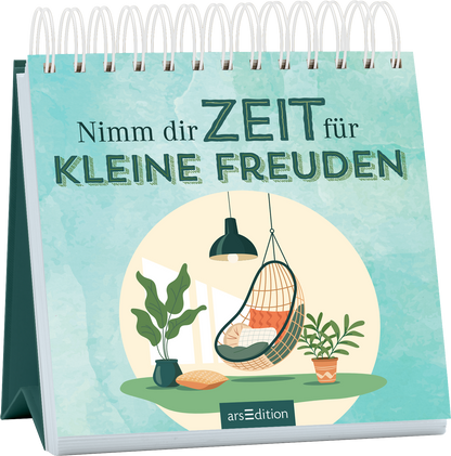 Das Buchcover zeigt einen sanften, pastellgrünen Hintergrund mit aquarellartigen Farbverläufen. In der Mitte ist ein runder Rahmen, der eine gemütliche Ecke mit einem hängenden Stuhl, Pflanzen und einem Stuhl mit einem Kissen darstellt. Der Titel „Nimm dir ZEIT für KLEINE FREUDEN“ ist in großen, typografisch verspielten Buchstaben in Dunkelgrün und Schwarz gestaltet. Ganz unten mittig steht der Logoschriftzug von arsEdition.