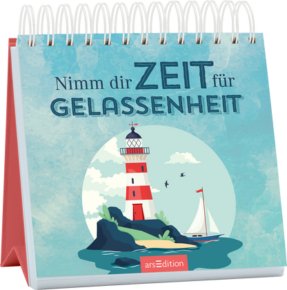Das Buchcover zeigt einen stilisierten Leuchtturm auf einer Felseninsel vor einem hellblauen Hintergrund. Um den Leuchtturm befinden sich einige Wolken und Vögel, während ein Segelboot in der Nähe schaukelt. In großen, kräftigen Buchstaben steht der Titel „Nimm dir ZEIT für GELASSENHEIT“ in dunklem Blau. Die Atmosphäre des Covers ist beruhigend und einladend. Ganz unten mittig steht der Logoschriftzug von arsEdition.