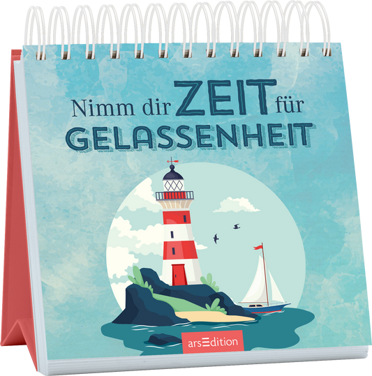 Das Buchcover zeigt einen stilisierten Leuchtturm auf einer Felseninsel vor einem hellblauen Hintergrund. Um den Leuchtturm befinden sich einige Wolken und Vögel, während ein Segelboot in der Nähe schaukelt. In großen, kräftigen Buchstaben steht der Titel „Nimm dir ZEIT für GELASSENHEIT“ in dunklem Blau. Die Atmosphäre des Covers ist beruhigend und einladend. Ganz unten mittig steht der Logoschriftzug von arsEdition.