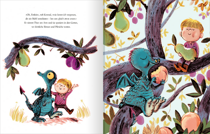 Gezeigt wird eine Innen- oder Zusatzansicht von „Ritter und Drachen haben gut lachen“. Auf der Doppelseite sind ein fröhlicher Junge in pinkem Oberteil und ein fantasievoller Drache in lebhaftem Blau zu sehen. Sie interagieren in einem bunten Obstgarten mit reifen Früchten. Die Illustrationen sind in sanften Pastellfarben gehalten, während der Text in klarer, moderner Schriftart auf weißem Hintergrund erscheint, um die Lesbarkeit zu fördern.