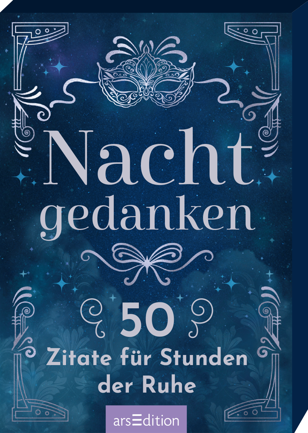 Das Cover zeigt einen mystischen Nachthimmel in tiefem Blau, der mit glitzernden Sternen akzentuiert ist. In der Mitte steht der Titel „Nachtgedanken“ in eleganter, verschnörkelter Schrift, darunter die Unterzeile „50 Zitate für Stunden der Ruhe“ in klarer, serifenloser Typografie. Ornamente und eine stilisierte Maske rahmen das Design ein und verleihen eine träumerische Atmosphäre. Ganz unten mittig steht der Logoschriftzug von arsEdition.