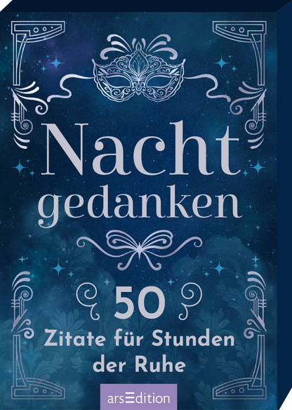 Das Cover zeigt einen mystischen Nachthimmel in tiefem Blau, der mit glitzernden Sternen akzentuiert ist. In der Mitte steht der Titel „Nachtgedanken“ in eleganter, verschnörkelter Schrift, darunter die Unterzeile „50 Zitate für Stunden der Ruhe“ in klarer, serifenloser Typografie. Ornamente und eine stilisierte Maske rahmen das Design ein und verleihen eine träumerische Atmosphäre. Ganz unten mittig steht der Logoschriftzug von arsEdition.