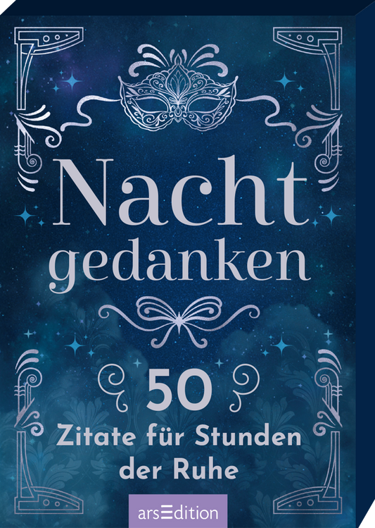 Das Cover zeigt einen mystischen Nachthimmel in tiefem Blau, der mit glitzernden Sternen akzentuiert ist. In der Mitte steht der Titel „Nachtgedanken“ in eleganter, verschnörkelter Schrift, darunter die Unterzeile „50 Zitate für Stunden der Ruhe“ in klarer, serifenloser Typografie. Ornamente und eine stilisierte Maske rahmen das Design ein und verleihen eine träumerische Atmosphäre. Ganz unten mittig steht der Logoschriftzug von arsEdition.