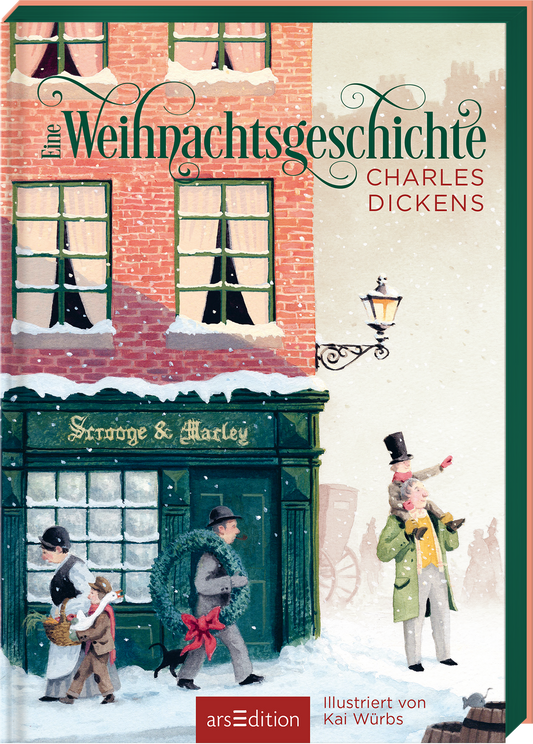 Auf dem Buchcover „Die Weihnachtsgeschichte“ von Charles Dickens ist eine verschneite Straßenszene abgebildet. Im Vordergrund stehen zwei stilvoll gekleidete Männer, während im Hintergrund ein rotes Backsteingebäude mit weißen Fenstern und einer Laterne zu sehen ist. Der Titel ist in einer eleganten, grünen Schrift oben links platziert, der Autorenname daneben in einer schlichten, roten Schrift. Ganz unten mittig steht der Logoschriftzug von arsEdition. Daneben rechts steht...