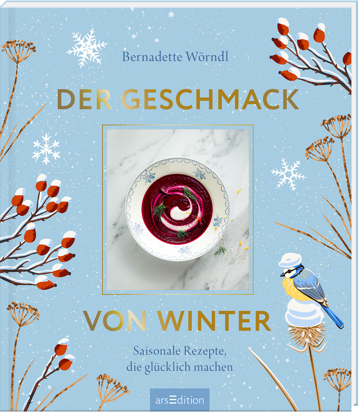 Auf dem Buchcover von „Der Geschmack von Winter“ von Bernadette Wörndl dominieren sanfte Himmelblau- und Weißtöne. In der Mitte befindet sich ein Bild einer Schüssel mit roter Suppe, dekoriert mit Sahne und Gewürzen. Umrahmt wird das Cover von winterlichen Motiven, darunter schneebedeckte Zweige und kleine Vögel. Der Titel und die Unterzeile sind in goldener Schrift gehalten und heben sich eindrucksvoll vom Hintergrund ab. Ganz oben rechts ist ein Button mit dem Text „SPIEGEL...