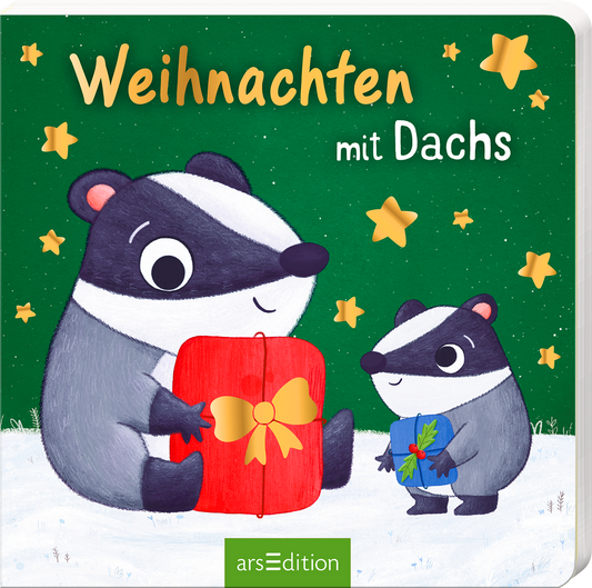 Das Buchcover zeigt zwei niedliche Dachsfiguren, die im Schnee sitzen und Weihnachtsgeschenke halten. Der Hintergrund ist in einem festlichen grünen Farbton gestaltet, durchzogen von zarten Schneeflocken und leuchtenden gelben Sternen. Der Titel „Weihnachten mit Dachs“ ist in goldenen, verspielten Buchstaben oben platziert. Die Schriftarten sind kindgerecht und freundlich. Ganz unten mittig steht der Logoschriftzug von arsEdition.