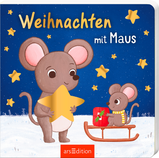 Auf dem Buchcover ist eine winterliche Szene dargestellt. Zwei niedliche Mäuse stehen im Schnee, während eine größere Maus einen gelben Stern hält. Die kleinere Maus sitzt auf einem Schlitten mit einem roten Geschenk. Der Hintergrund ist in einem tiefen Blau gehalten und mit goldenen Sternen geschmückt. Der Titel „Weihnachten mit Maus“ ist in einer freundlichen, verspielten Schriftart in Weiß und Gold platziert. Ganz unten mittig steht der Logoschriftzug von arsEdition.