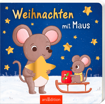 Auf dem Buchcover ist eine winterliche Szene dargestellt. Zwei niedliche Mäuse stehen im Schnee, während eine größere Maus einen gelben Stern hält. Die kleinere Maus sitzt auf einem Schlitten mit einem roten Geschenk. Der Hintergrund ist in einem tiefen Blau gehalten und mit goldenen Sternen geschmückt. Der Titel „Weihnachten mit Maus“ ist in einer freundlichen, verspielten Schriftart in Weiß und Gold platziert. Ganz unten mittig steht der Logoschriftzug von arsEdition.
