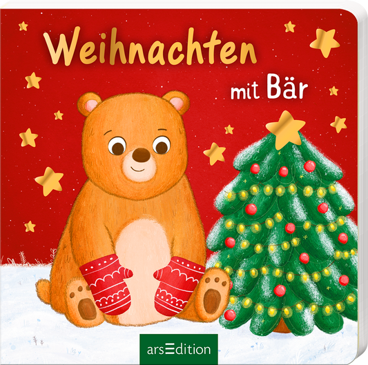 Auf dem Buchcover ist ein fröhlicher Bär mit dicken roten Handschuhen abgebildet, der auf dem Boden sitzt. Rechts von ihm steht ein grün geschmückter Weihnachtsbaum mit roten Kugeln. Der Hintergrund ist leuchtend rot und mit goldenen Sternen versehen. Der Titel „Weihnachten mit Bär“ in verspielter, goldener Schrift hebt sich gut ab. Ganz unten mittig steht der Logoschriftzug von arsEdition.