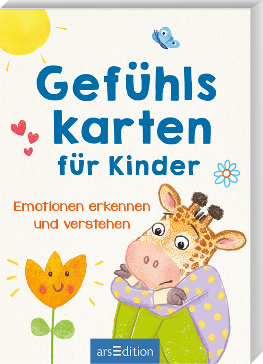 Fröhlich weißes Cover mit großem blauen Titel Gefühlskarten für Kinder in runden serifenlosen Buchstaben. Farbige Illustrationen: gelbe Sonne, blauer Schmetterling, rote Herzen, orange Blume mit Gesicht und eine nachdenkliche gelbbraune Giraffe in lila Jacke mit Punkten. Untertitel in orange: Emotionen erkennen und verstehen. Die Stimmung ist warm, kindgerecht und beruhigend. Ganz unten mittig steht der Logoschriftzug von arsEdition.