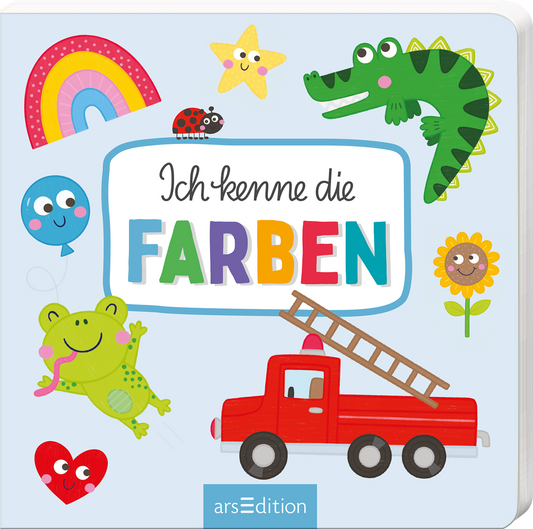 Das Buchcover zeigt einen hellblauen Hintergrund, auf dem bunte, kindgerechte Illustrationen angeordnet sind. In der Mitte steht der Titel „Ich kenne die Farben“ in großen, mehrfarbigen Buchstaben. Um den Titel herum sind verschiedene niedliche Motive wie ein Regenbogen, ein Krokodil, ein Feuerwehrwagen, ein Herz und eine Sonnenblume zu sehen. Die Atmosphäre ist fröhlich und einladend. Ganz unten mittig steht der Logoschriftzug von arsEdition.