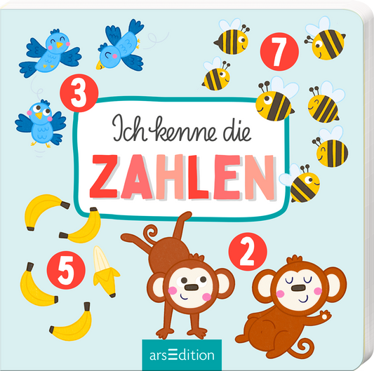 Das Buchcover ist in sanften Pastellfarben gehalten und zeigt einen hellblauen Hintergrund. In der Mitte befindet sich der Titel „Ich kenne die Zahlen“ in großen, bunten Buchstaben. Um den Titel sind verspielte Illustrationen von zwei fröhlichen Affen, blauen Vögeln, Bananen und gelben Bienen angeordnet, die mit Zahlen versehen sind. Die Atmosphäre. Ganz unten mittig steht der Logoschriftzug von arsEdition.