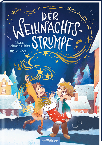 Das Cover zeigt eine verschneite Winterlandschaft mit goldenen Sternschweifen um den Titel "Der Weihnachtsstrumpf". Im Vordergrund stehen zwei Kinder, die einen roten Weihnachtsstrumpf halten. Das Mädchen trägt einen gelben Pullover und der Junge eine grüne Jacke und eine Brille. Die Autorin Lissa Lehmenkühler und Illustratorin Maud Vogel sind links unter dem Titel genannt. Ganz unten mittig steht der Logoschriftzug von arsEdition.