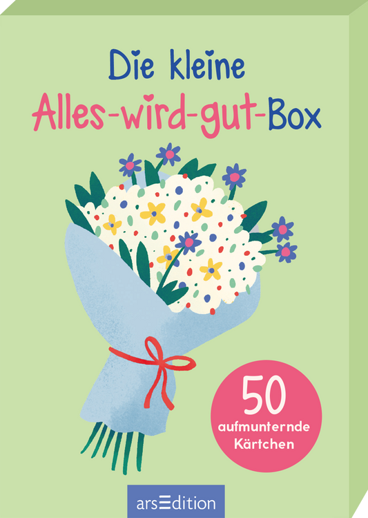 Das Buchcover zeigt einen bunten Blumenstrauß in einer stilisierten blauen Verpackung. Die Blumen sind hell und fröhlich, mit verschiedenen Farben und kleinen Details. Oberhalb des Straußes steht in einer verspielten pinken Schrift der Titel „Die kleine Alles-wird-gut-Box“. Unten rechts befindet sich ein roter Button mit der Aufschrift „50 aufmunternde Kärtchen“. Ganz unten mittig steht der Logoschriftzug von arsEdition.
