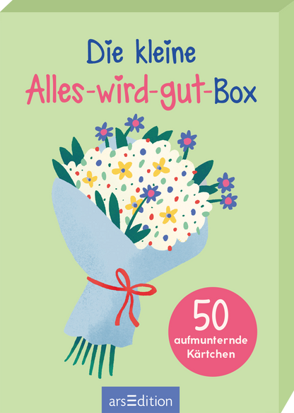 Das Buchcover zeigt einen bunten Blumenstrauß in einer stilisierten blauen Verpackung. Die Blumen sind hell und fröhlich, mit verschiedenen Farben und kleinen Details. Oberhalb des Straußes steht in einer verspielten pinken Schrift der Titel „Die kleine Alles-wird-gut-Box“. Unten rechts befindet sich ein roter Button mit der Aufschrift „50 aufmunternde Kärtchen“. Ganz unten mittig steht der Logoschriftzug von arsEdition.