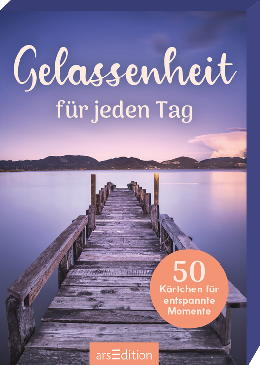 Das Cover zeigt ein ruhiges Seeufer mit einem Holzsteg, der sanft in die Wasserfläche führt. Der Himmel ist in sanften Lila- und Blautönen gehalten und vermittelt eine friedliche Atmosphäre. Der Titel „Gelassenheit für jeden Tag“ ist in verspielter, weißer Schrift über dem Steg platziert. In der unteren linken Ecke ist ein runder Button in Orange mit dem Text „50 Kärtchen für entspannte Momente“ zu sehen. Ganz unten mittig steht der Logoschriftzug von arsEdition.