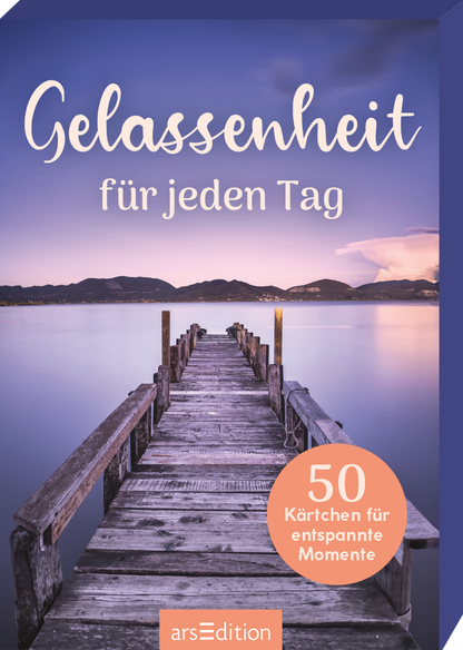 Das Cover zeigt ein ruhiges Seeufer mit einem Holzsteg, der sanft in die Wasserfläche führt. Der Himmel ist in sanften Lila- und Blautönen gehalten und vermittelt eine friedliche Atmosphäre. Der Titel „Gelassenheit für jeden Tag“ ist in verspielter, weißer Schrift über dem Steg platziert. In der unteren linken Ecke ist ein runder Button in Orange mit dem Text „50 Kärtchen für entspannte Momente“ zu sehen. Ganz unten mittig steht der Logoschriftzug von arsEdition.