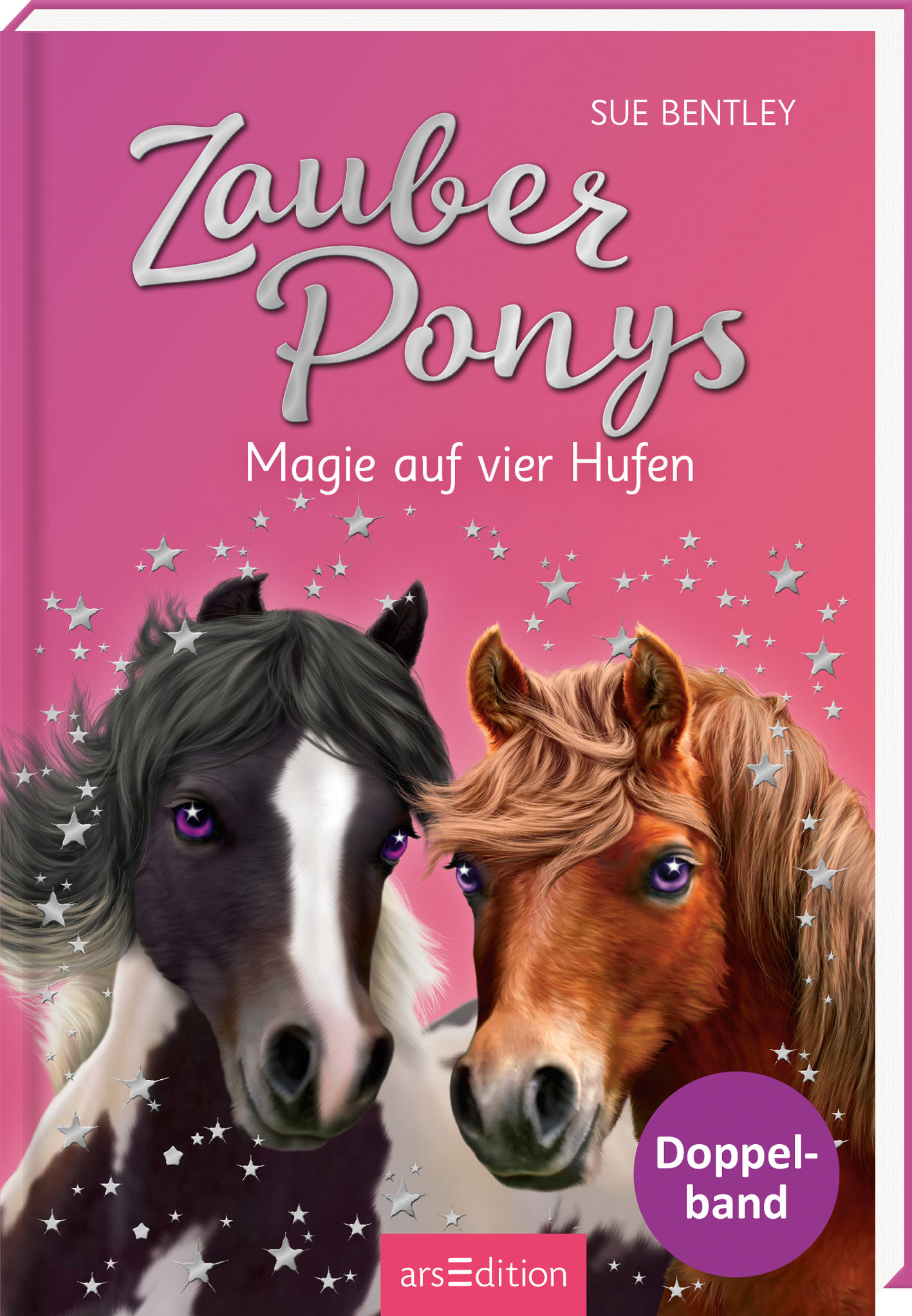 Das Buchcover zeigt zwei Ponys. Das erste Pony hat ein schwarzes Fell mit einer weißen Blesse. Das zweite Pony ist kastanienbraun und hat eine weiche Mähne. Der Hintergrund ist in sanften Rosatönen gehalten und mit filigranen, silbernen Sternen verziert. Oben steht der Name der Autorin Sue Bentley sowie der Titel in eleganter, geschwungener Schrift, darunter der Untertitel „Magie auf vier Hufen“. Ganz unten mittig steht der Logoschriftzug von arsEdition.