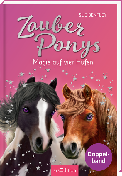 Das Buchcover zeigt zwei Ponys. Das erste Pony hat ein schwarzes Fell mit einer weißen Blesse. Das zweite Pony ist kastanienbraun und hat eine weiche Mähne. Der Hintergrund ist in sanften Rosatönen gehalten und mit filigranen, silbernen Sternen verziert. Oben steht der Name der Autorin Sue Bentley sowie der Titel in eleganter, geschwungener Schrift, darunter der Untertitel „Magie auf vier Hufen“. Ganz unten mittig steht der Logoschriftzug von arsEdition.