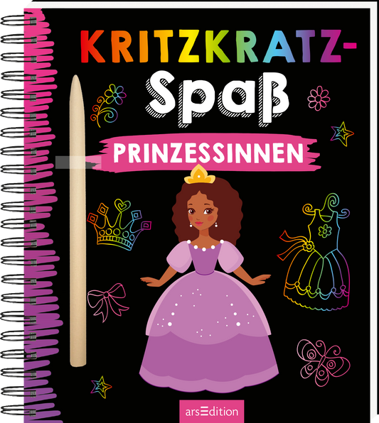 Das Buchcover zeigt einen schwarzen Hintergrund, auf dem in bunten Buchstaben der Titel „Kritzkratzt-Spaß“ prangt. Darunter steht in leuchtendem Pink das Wort „PRINZESSINNEN“. Im Mittelpunkt befindet sich eine süße, braunhäutige Prinzessin in einem lila Kleid mit einer Krone auf dem Kopf. Um sie herum sind farbenfrohe Illustrationen von Kronen, Kleidern und anderen verspielten Motiven. Ganz unten mittig steht der Logoschriftzug von arsEdition.
