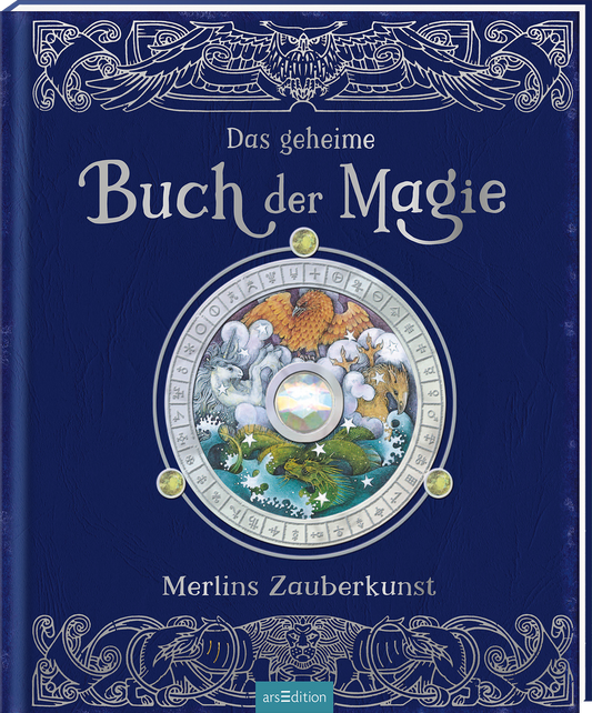 Das Cover zeigt einen tiefblauen Hintergrund, auf dem zentral ein rundes, detailliertes Medaillon abgebildet ist. Darin sind verschiedene magische Kreaturen und Landschaften zu sehen, umgeben von einem filigranen Musterring. Der Titel „Das geheime Buch der Magie“ ist in eleganten, hellen Buchstaben geschrieben, mit dem Schriftzug „Merlins Zauberkunst“ darunter. Ganz unten mittig steht der Logoschriftzug von arsEdition.