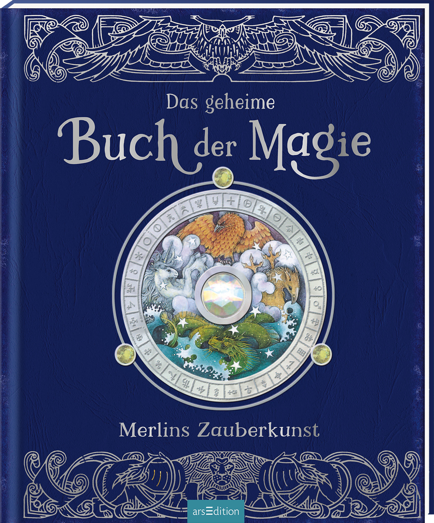 Das Cover zeigt einen tiefblauen Hintergrund, auf dem zentral ein rundes, detailliertes Medaillon abgebildet ist. Darin sind verschiedene magische Kreaturen und Landschaften zu sehen, umgeben von einem filigranen Musterring. Der Titel „Das geheime Buch der Magie“ ist in eleganten, hellen Buchstaben geschrieben, mit dem Schriftzug „Merlins Zauberkunst“ darunter. Ganz unten mittig steht der Logoschriftzug von arsEdition.