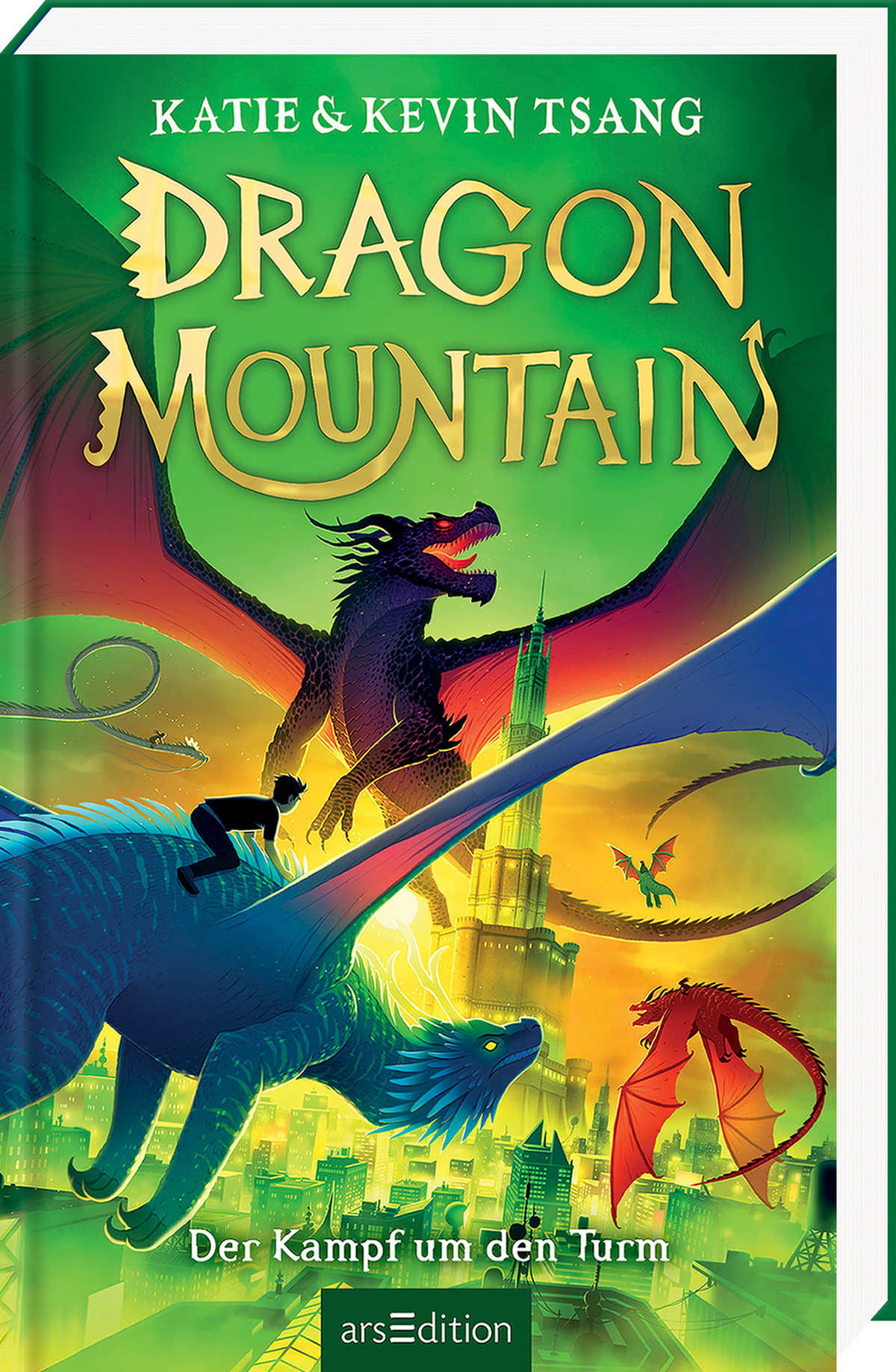 Das Buchcover zeigt den Titel „DRAGON MOUNTAIN“ in großen, goldenen Lettern, die vor einem grünen Hintergrund leuchten. Im Vordergrund sind mehrere Drachen in verschiedenen Farben, darunter ein blauer und ein roter Drache, abgegbildet, die über eine Stadtlandschaft fliegen. Im Hintergrund erhebt sich ein hoher Turm. Der Untertitel „Der Kampf um den Turm“ steht in kleinerer Schrift unten. Ganz oben stehen die Namen der Autoren Katie und Kevin Tsang. Ganz unten mittig steht der...