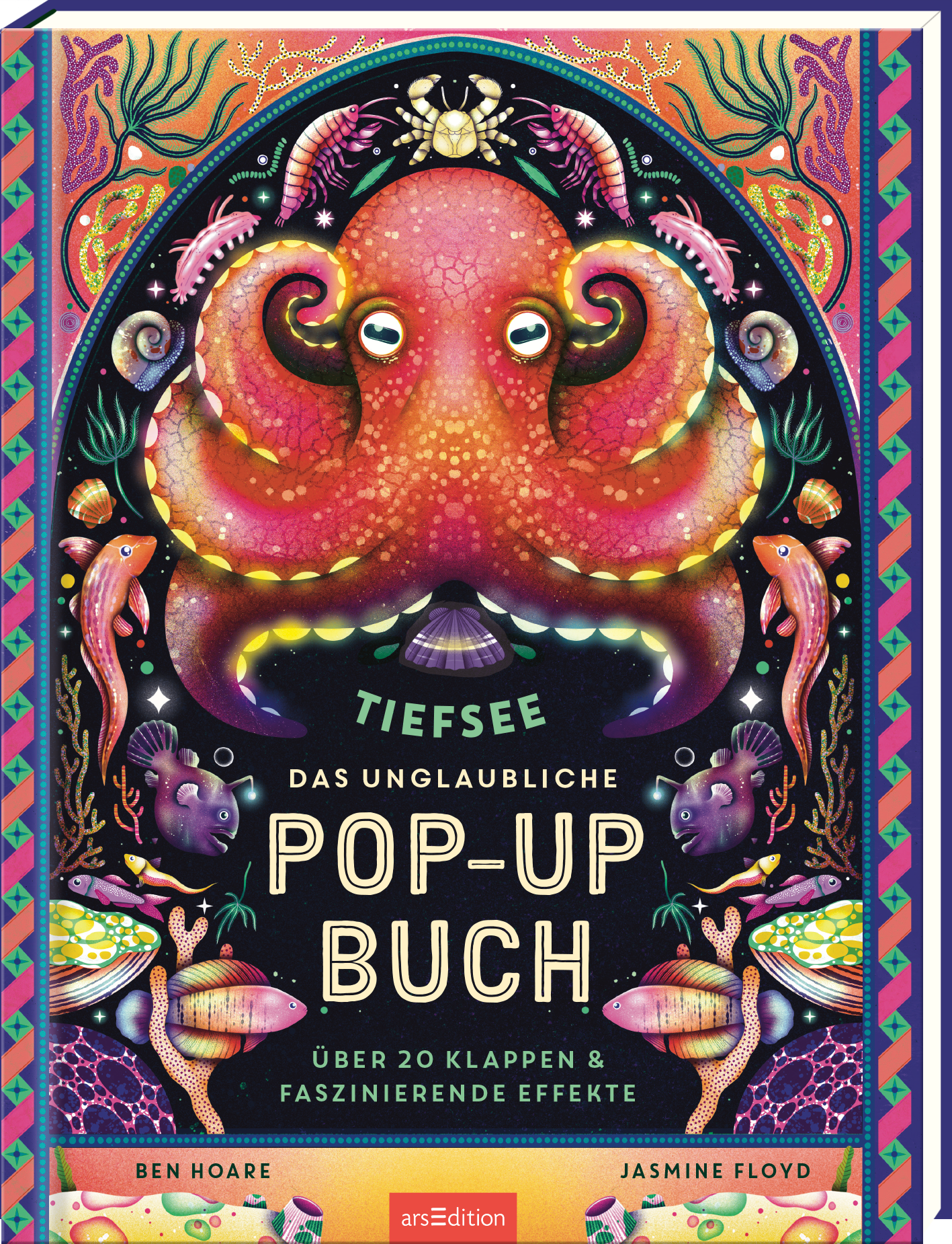 Farbenfrohes Cover mit riesigem orange-rosa Oktopus im Zentrum, großäugig und spielerisch, umgeben von Fischen, Muscheln und Korallen vor dunklem samtigem Tiefseehintergrund. Verspielte cremefarbene Blockschrift für den Titel „POP-UP BUCH“, darüber „TIEFSEE“ in türkiser Schrift und „Das unglaubliche“ in kleinerer Schrift. Unterhalb Hinweis „Über 20 Klappen und faszinierende Effekte“, Autorenangaben Ben Hoare und Jasmine Floyd. Ganz unten mittig steht der Logoschriftzug von...