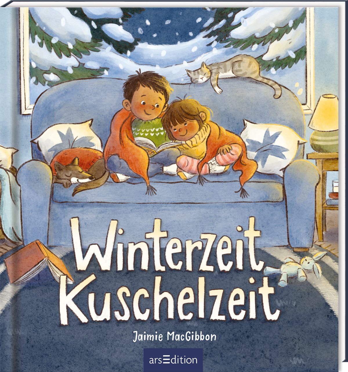 Das Cover zeigt ein gemütliches Nachtmotiv mit blauer Couch vor verschneitem Fenster. Zwei Kinder, in einer orangen Decke eingehüllt, lesen zusammen in einem Buch. Eine Katze und ein Hund liegen schlafend auf dem Sofa und der Rückenlehne. Der Titel „Winterzeit Kuschelzeit“ ist groß in weißer, verspielter Handlettering-Typografie in der unteren Hälfte des Covers platziert. Der Urhebername Jaimie MacGibbon steht klein darunter. Ganz unten mittig befindet sich der Logoschriftzug von...