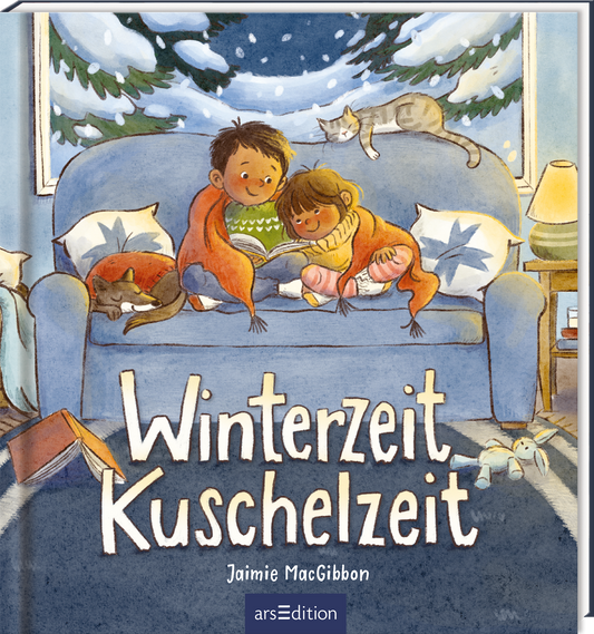 Das Cover zeigt ein gemütliches Nachtmotiv mit blauer Couch vor verschneitem Fenster. Zwei Kinder, in einer orangen Decke eingehüllt, lesen zusammen in einem Buch. Eine Katze und ein Hund liegen schlafend auf dem Sofa und der Rückenlehne. Der Titel „Winterzeit Kuschelzeit“ ist groß in weißer, verspielter Handlettering-Typografie in der unteren Hälfte des Covers platziert. Der Urhebername Jaimie MacGibbon steht klein darunter. Ganz unten mittig befindet sich der Logoschriftzug von...