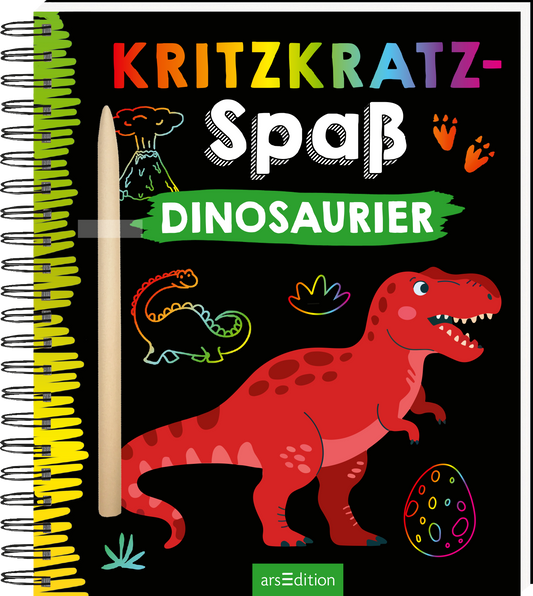 Das Buchcover zeigt einen schwarzen Hintergrund mit bunten Illustrationen von Dinosauriern. Im Vordergrund steht ein leuchtend roter T-Rex, umgeben von weiteren Dinos, Fußabdrücken und einem Vulkan. Der Titel „KRITZKRATZ-SPAß“ ist in bunten Buchstaben über dem Schriftzug „DINOSAURIER“ platziert, der auf einem grünen Banner hervorsticht. Ganz oben links sind comicartige Zeichnungen und ein Holzstift zu sehen. Ganz unten mittig steht der Logoschriftzug von arsEdition.
