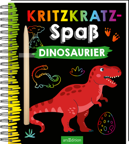 Das Buchcover zeigt einen schwarzen Hintergrund mit bunten Illustrationen von Dinosauriern. Im Vordergrund steht ein leuchtend roter T-Rex, umgeben von weiteren Dinos, Fußabdrücken und einem Vulkan. Der Titel „KRITZKRATZ-SPAß“ ist in bunten Buchstaben über dem Schriftzug „DINOSAURIER“ platziert, der auf einem grünen Banner hervorsticht. Ganz oben links sind comicartige Zeichnungen und ein Holzstift zu sehen. Ganz unten mittig steht der Logoschriftzug von arsEdition.