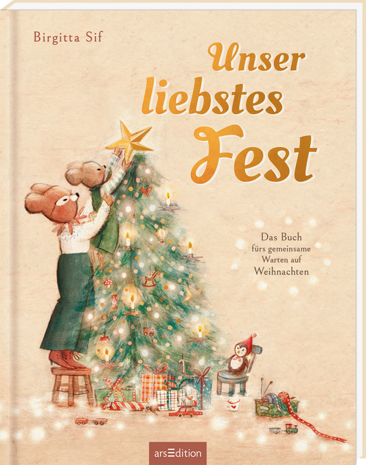 Auf cremefarbenem Hintergrund steht rechts oben der Buchtitel „Unser liebstes Fest“ in großer goldener Schrift, links oben der Name der Autorin und Illustratorin Birgitta Sif. Im Zentrum sind zwei anthropomorphe Mäuse beim Schmücken eines beleuchteten Tannenbaums. Die Mutter steht auf einem Hocker, während sie das Kind hochhebt, um einen Stern auf die Tannenspitze zu setzen. Geschenke, Kugeln und sanfte Lichtpunkte erzeugen eine gemütliche, nostalgische Stimmung. Rechts neben dem...