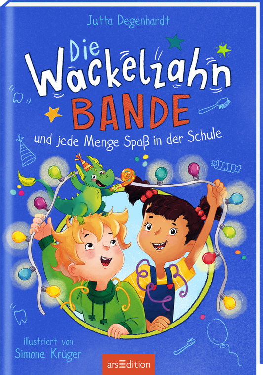 Das Buchcover zeigt einen fröhlichen, blauen Hintergrund. Zentral sind zwei Kinder abgebildet, die lachen und fröhlich aussehen. Darüber ist eine kleine grüne Drachenfigur abgebildet und eine bunte Lichterkette. Der Titel „Die Wackelzahn-Bande“ ist in großen Buchstaben gestaltet, während der Untertitel „und jede Menge Spaß in der Schule“ kleiner erscheint. Darüber steht der Name der Autorin Jutta Degenhardt. Ganz unten mittig steht der Logoschriftzug von arsEdition.