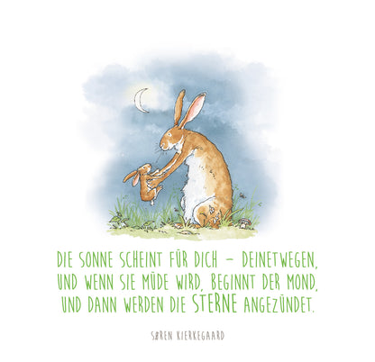 Gezeigt wird eine Innen- oder Zusatzansicht von „Weißt du eigentlich, wie lieb ich dich hab?“. Die Illustration zeigt einen großen, braunen Hasen, der liebevoll einen kleinen Hasen umarmt. Der Hintergrund ist in sanften Blau- und Grüntönen gehalten, mit einem Halbmond und einer Wiese. Der Text darunter lautet: „Die Sonne scheint für dich – deinetwegen…“, in einer verspielten, grünen Schriftart, die gut lesbar ist.