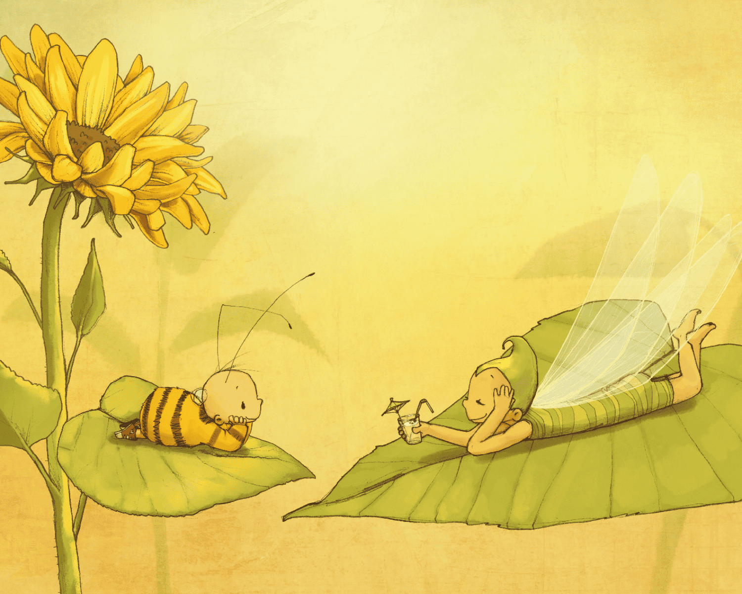Illustration einer Hummel und einer Elfe, die entspannt auf großen, grünen Blättern liegen. Links im Bild sieht man eine leuchtend gelbe Sonnenblume, während die Hummel auf einem Blatt liegt und die Elfe, mit transparenten Flügeln und einem grünen Kleid, auf einem anderen Blatt liegt und ein Getränk mit Strohhalm genießt. Der Hintergrund ist in warmen Gelbtönen gehalten und vermittelt eine friedliche, sommerliche Atmosphäre.