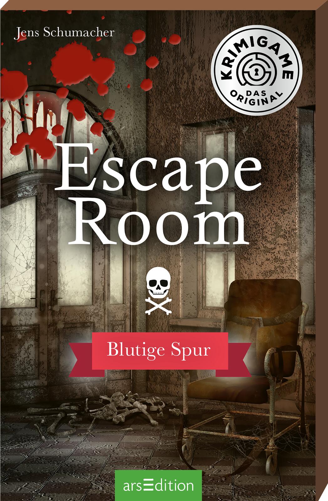 Buchcover mit einer düsteren Zimmereinrichtung, Blutspritzern und einem alten Stuhl. Titel: „Escape Room – Blutige Spur“ von Jens Schumacher. Oben rechts ein Siegel „Krimigame – Das Original“.