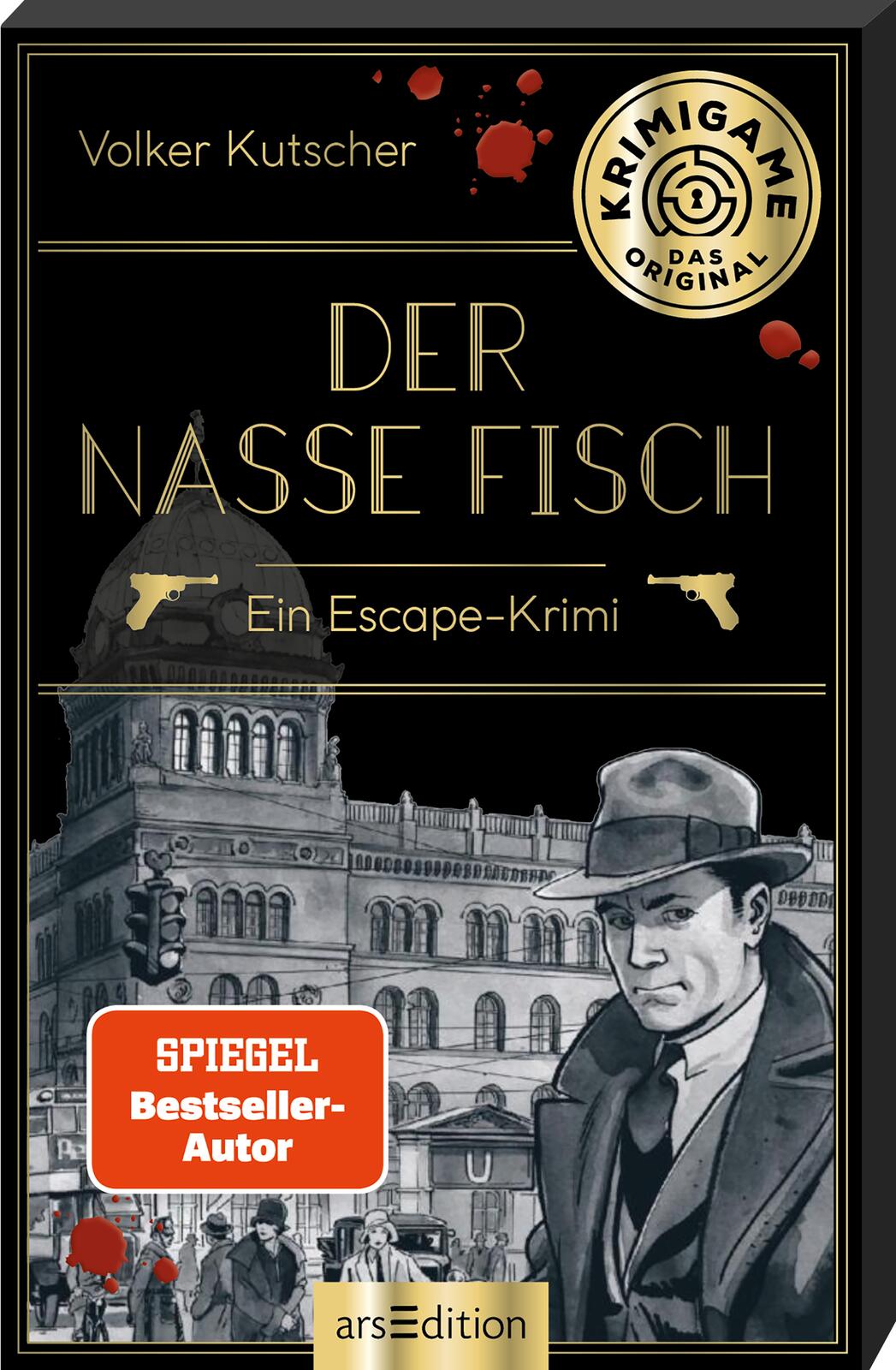 Buchcover „Der nasse Fisch – Ein Escape-Krimi“ von Volker Kutscher. Das Cover zeigt eine historische Stadtansicht mit einem Gebäude im Stil der 1920er Jahre, zwei goldenen Pistolen-Symbolen und roten Blutspritzern. Oben rechts ein Siegel mit der Aufschrift „Krimigame – Das Original“. Unten das „Spiegel Bestseller-Autor“-Logo und das Verlagslogo „arsEdition“.